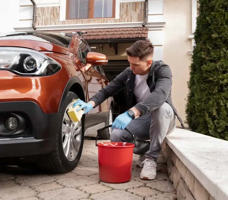 Lavage auto à domicile Saint-Sornin : professionnel intervenant sur un véhicule